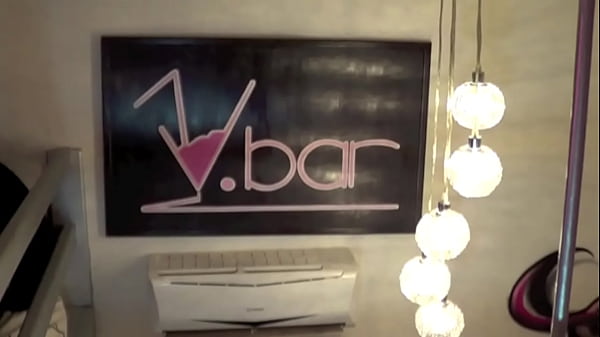 jeune mec propose &agrave; ses deux potes de les sucer en sniffant les baskets