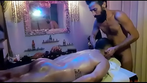 Download Video - Massagem Er&oacute;tica Sensual com dois massagista safado