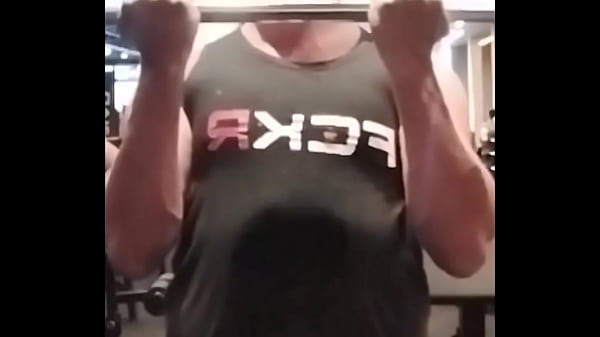 Se você gosta de me ver levando ferro, fazendo o ferro subir, com membros grossos e veiudos, vem malhar glúteo comigo n ...