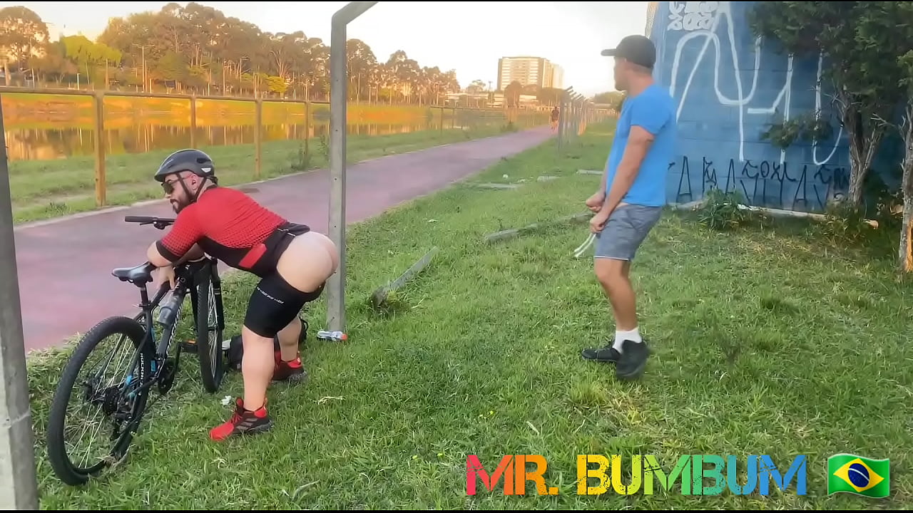 CICLISTA SE BESÓ Y MUESTRA SU ATREVIMIENTO AL AIRE LIBRE (COMPLETO EN ROJO Y SUSCRIPCIÓN)
                     hardcore amateur big ass goldenshower brasileiro macho amador casado trilha cruising gay amateur ciclista ciclovia muchos negros