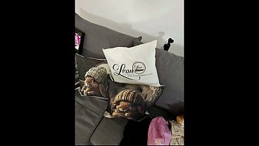 美しい金髪の大学美術教師がファッション撮影の試着に来たが、それはポルノだった