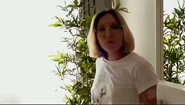 彼は巨大なペニスで私を絶頂に導き、それから熱い精液で私の膣を満たした。