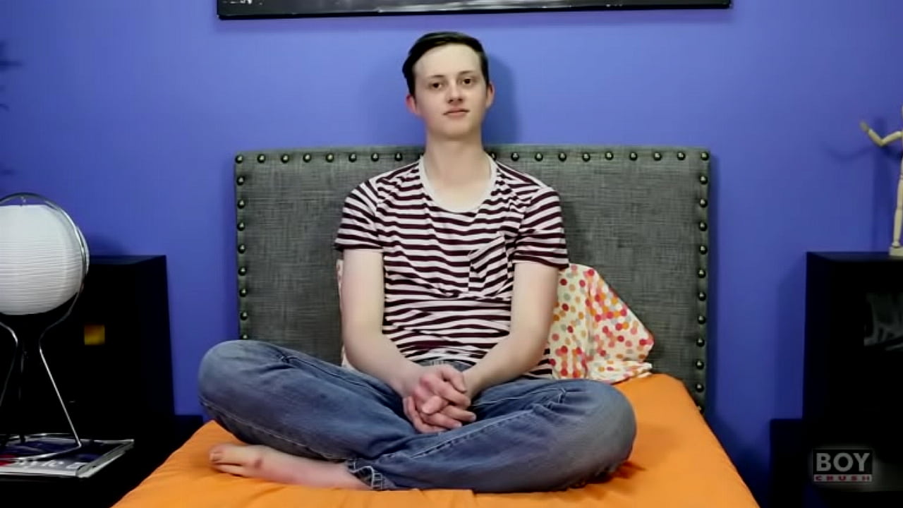 El dulce jovencito Holden Ross se mete un consolador en su jugoso culo
                   cumshot toy masturbation solo twink kink boycrush ass play gay amateur gay fetish muchos negros