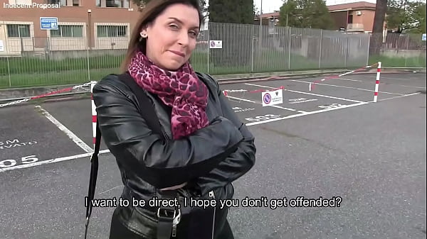 Download Video - Curvy italiana per 500&euro; si fa rompere il culo da uno sconosciuto - English subtitles