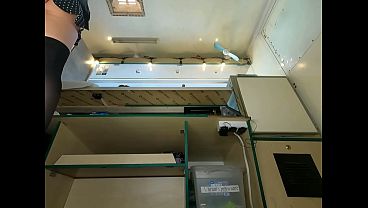 この可愛らしい女の子は、ほんの少しのお小遣いを稼ぐために働きながら、スカートの下に隠しているものを見せつけている。