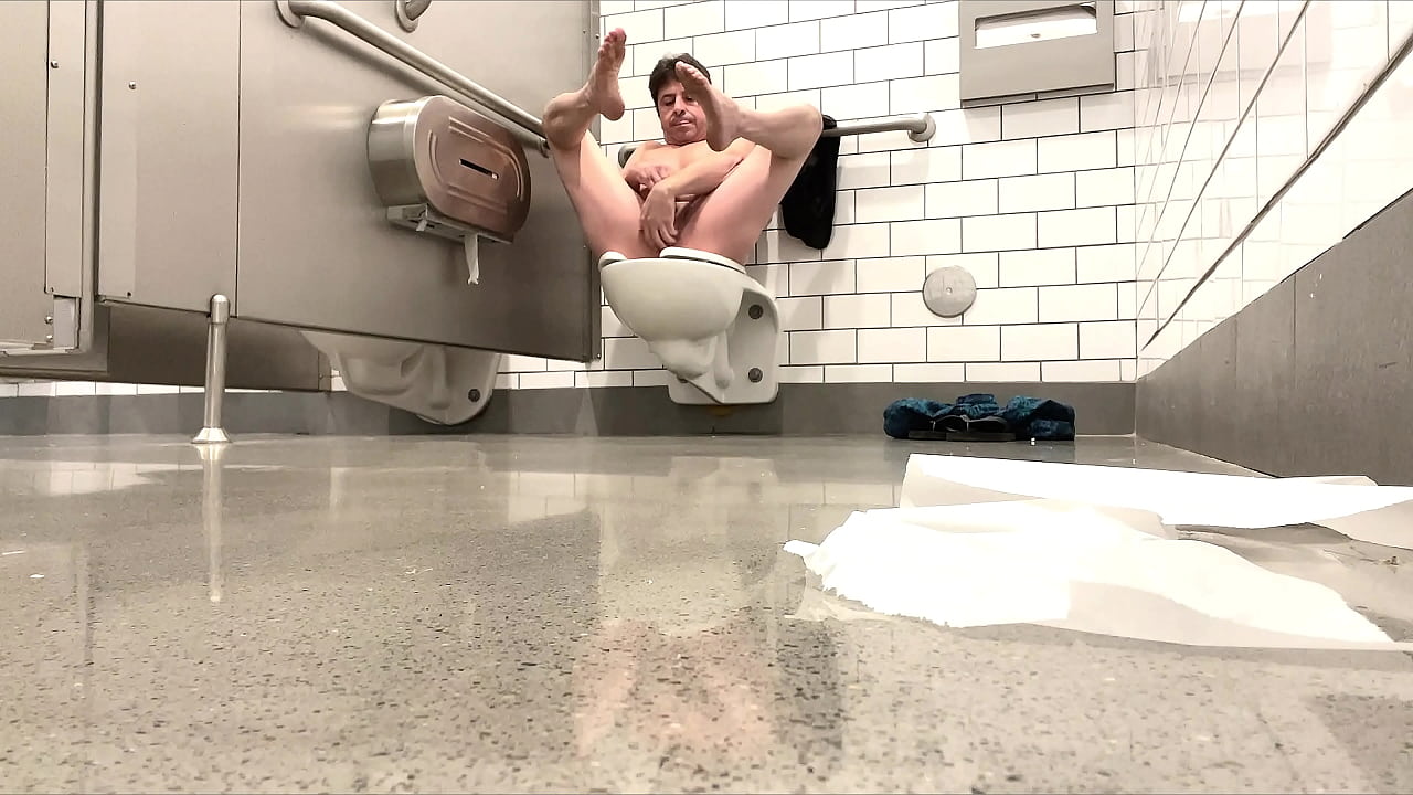MASTURBACIÓN RIESGOSA EN PÚBLICO CASI ATRAPADA
                   cum real wet public cumming pissing reality piss caught farting fart foot fetish gay big cock public toilet public bathroom almost caught asshole fetish gay big ass toilet fetish muchos negros