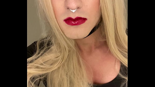 Gorgeous Blonde Trans Woman 15 sec