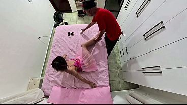 継父はカーニバルの衣装を脱ぎ、彼女の口の中に射精した。