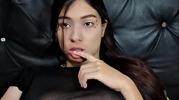 COM BUNDA BEM GRANDE E SHORTINHO CURTO ENFIADO NO RABO , GAROTA VIRA TUDINHO E ROBOLA ATE RACHAR MAIS O REGO !!! BUNDA GOSTOSA PARA UMA ROLA DELICIOSA....