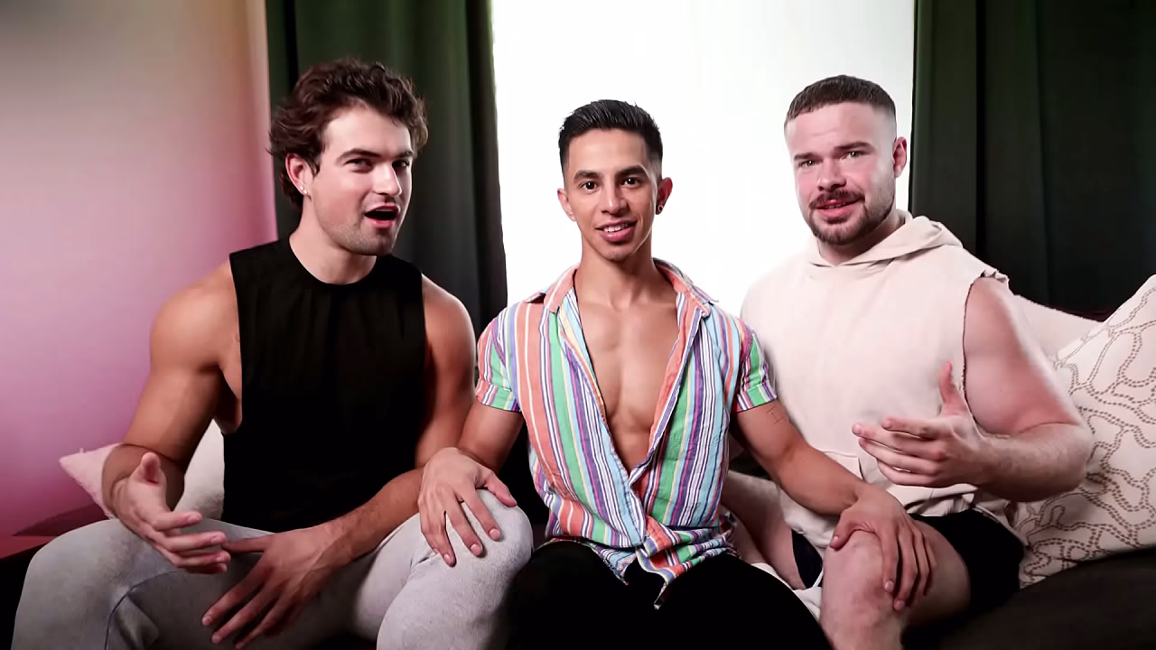 Trío gay accidental entre hombres heterosexuales demasiado cachondos para girar
                    threesome gay latino bareback muscular jocks straight guys big dicks bwc big biceps threesome latino muchos negros