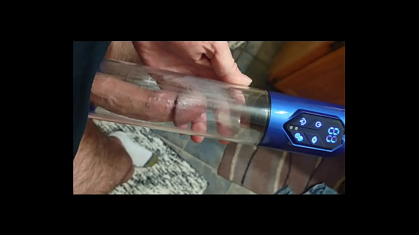 Meleg amatőr faszpumpázással tölti fel a farkát