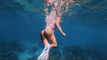 巨尻美女ケイシー・ケイラニのヌード水中ダイビングと自慰行為