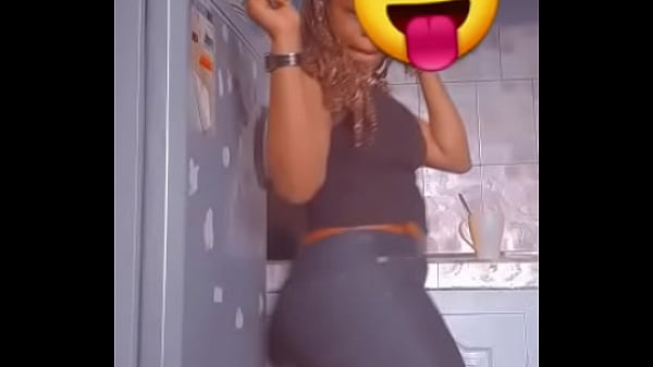 Nìcky danse avant de baiser