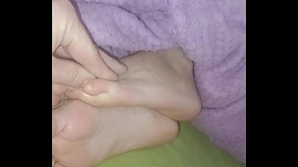 Download Video - This bitch is so hot that I had to giver her pussy nice fingering when she is sleeping