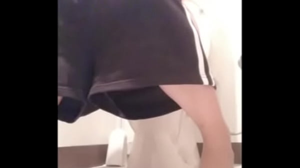 おか◯さんがリビングでテレビみてる間にト◯レでこそこそオナニーしてる変態女子◯生。