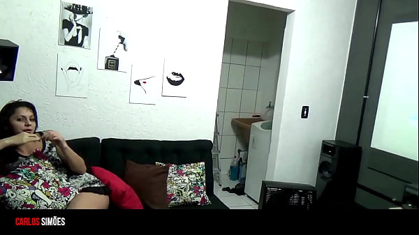 Un seguidor de mis redes sociales viene a visitarme y me folla mientras mi esposo no esta en casa, al final mi esposo llega a casa y nos descubre follando (VIDEO ANTES DE QUE LLEGUE MI ESPOSO)