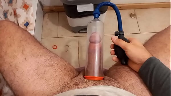 Download Video - En el ba&ntilde;o me hago una paja hasta tirar todo el semen