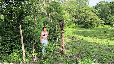 Mi vecina granjera no encontr&oacute; sus vacas y me orde&ntilde;&oacute; la polla en la granja al aire libre y se tom&oacute; toda mi leche fresca