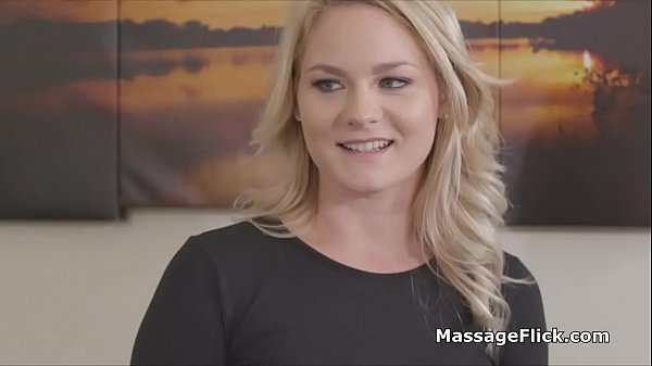 Threesome pussy eating and tribbing massage with roomies