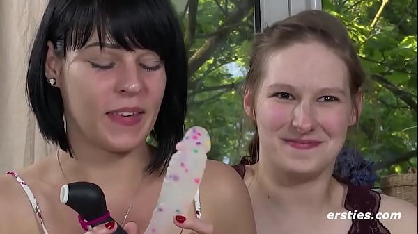Download Video - Ersties&colon; Marie braucht und bekommt Doppelstimulierung von Freundin